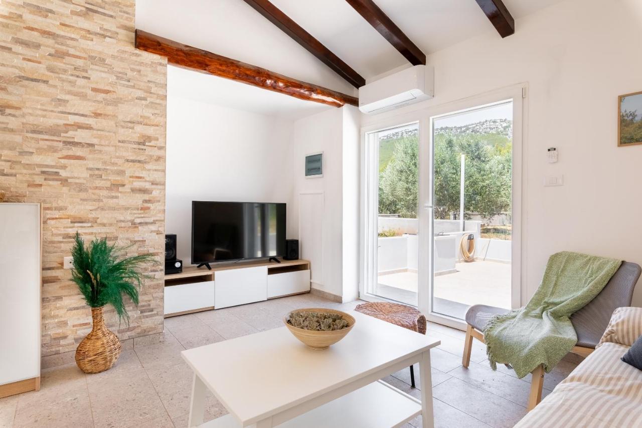Semesterbostad House Potirna *