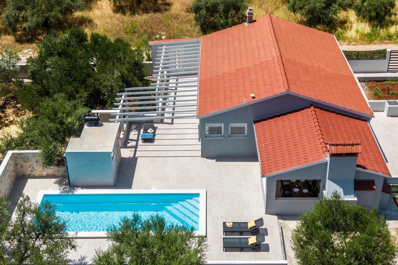 Semesterbostad House Potirna